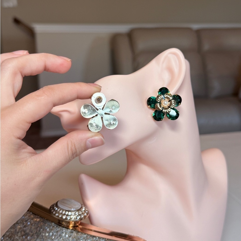⚜️ Elegant Green and Gold Floral Earrings - Picture 6 of 9